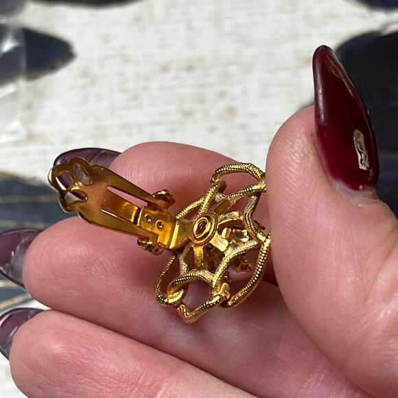 Vintage 90s Faux Pearl and Gold Flower Clip On Earrings - Picture 4 of 5